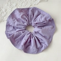 Detalle de un coletero grande morado con triple costura y textura plisada de moda - Púrpura Crema