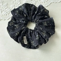 Dettaglio di scrunchie floreale blu scuro vintage con etichetta in tessuto things - Versione Larga Grande / Nero Floreale