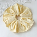 Detalle de coletero crema con volantes y bordes prensados sobre encaje blanco - Amarillo Crema