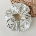 Macro-opname van crème satijnen scrunchie met luxe strass-steentjes en rijke texturen - Witte Satijnen Strass Scrunchie