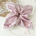 Dettaglio dell'elastico in raso rosa con bordi in pizzo e bottoni decorativi eleganti - Stile Fiocco Con Bottone Rosa
