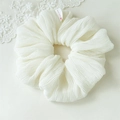 Detalle de coletero de burbuja plisado blanco crema con etiqueta de corazón - Beige