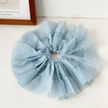 Détail d'un chouchou en tulle bleu clair surdimensionné avec des volants multicouches - Bleu