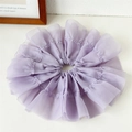 Vue détaillée d'un chouchou géant en organza lavande avec des plis multicouches - Violet