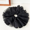 Vue détaillée d'un grand chouchou en tulle noir plissé avec texture de dentelle à volants - Noir