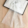 Elegante clip de pelo con lazo de tul blanco y perlas para novias o peinados de boda chic - Perla Blanca