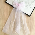 Pinza de pelo con lazo de tul rosa, perlas blancas y cintas largas flotantes - Perla Rosa