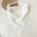 Elegante foulard a triangolo in pizzo bianco con ricami floreali su sfondo naturale - Bianco Traforato Triangolo Allungato