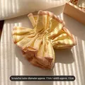 Dettaglio dell'elastico scrunchie a quadretti gialli con dimensioni di 17 cm di diametro - Gingham Giallo (FQ4573) / Giallo
