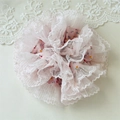 Dettaglio di scrunchie floreale rosa con balze in pizzo bianco a strati sovrapposti - Elastico in Pizzo Floreale Rosa