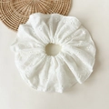 Dettaglio dell'elastico per capelli in cotone bianco con ricami floreali traforati - Scrunchie Grande Traforato Overlock
