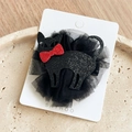 Détail de la pince à cheveux chat noir Halloween avec nœud rouge et dentelle en résille - Chat Noir (Chat Noir en Dentelle)