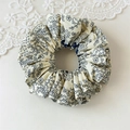 Detailansicht des cremefarbenen Haargummis mit marineblauem Blumenmuster und Spitze - Kleiner Scrunchie mit Blumenmuster