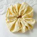 Λεπτομερής όψη κίτρινου καρό scrunchie με απαλή υφή υφάσματος σε λευκό φόντο - Μεγάλο απλό κίτρινο