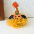Dettaglio di fermaglio per capelli Halloween con tulle arancione, zucca e ali di pipistrello - Stile Cappello di Zucca in Rete Gialla