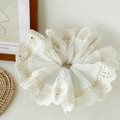 Elegante coletero de encaje crema con detalles bordados calados y textura plisada - Encaje Calado Beis