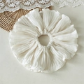 Elegante coletero plisado crema con perlas blancas para mujer en un estilo vintage - Coletero Plisado con Perlas XXL 24cm