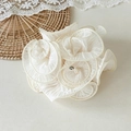 Nahaufnahme des beigefarbenen Haargummis aus Plissee-Chiffon mit kleinem Glitzer-Strassstein - Off-White (FQ4602)