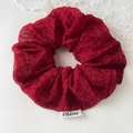 Primer plano de un coletero rojo con lunares y una etiqueta de marca tejida blanca - Rojo