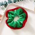 Vue détaillée du chouchou de Noël en velours rouge et vert sur un plateau blanc - Vert Avec Bord Rouge