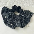 Dettaglio dell'elastico scrunchie nero paisley con elegante perla sintetica - Nero Paisley