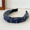 Detalle de diadema azul marino con estampado paisley y diseño de nudo cruzado para mujer - Anudado Paisley Azul Marino