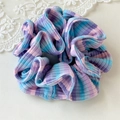 Makroansicht des rosa-blauen Scrunchie mit Karomuster und gerippter Stricktextur-Detail - Blau Rosa Gestreift (Doppellagig)