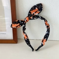 Detail van Halloween konijnenoren hoofdband met spookjes, schedels en spinnenwebben - Zwarte schedel