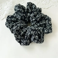 Dettaglio di un grande elastico nero con stampa di foglie bianche su morbido chiffon - Foglia Di Bambù Nera