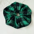 Λεπτομερής όψη του πράσινου καρό scrunchie με λαμπερές λεπτομέρειες και απαλή υφή υφάσματος - 18cm Πράσινο Καρό Λαστιχάκι