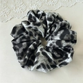 Primer plano de coletero de satén de seda con estampado de leopardo y textura suave - 19cm / Gris