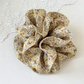 Dettaglio ravvicinato di elastico floreale con stampa vintage gialla e bordi cuciti - Stile Mori Vita Sottile (Floreale Giallo)