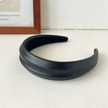 Dettaglio del cerchietto nero in ecopelle con design spesso a doppia nervatura retrò - Nero Bordo Largo 4.5cm