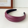 Primo piano dettagliato del cerchietto retrò in ecopelle bordeaux con imbottitura spessa e trama - Rosso Vino Bordo Largo 4.5cm