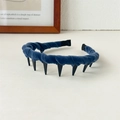 Dettaglio del cerchietto in velluto blu con denti a squalo neri per acconciatura - Blu