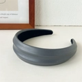 Dettaglio del cerchietto in pelle PU grigio scuro con trama a doppia nervatura e velluto - Grigio Bordo Largo 4.5cm