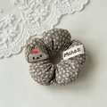 Detalle de coletero floral con lindo bordado de conejo 3D y etiqueta de marca MiaoJi - Conejo Floral