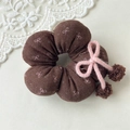Detalle de coletero floral con lazo de punto rosa y pompones de felpa suaves - Rosa y Café con Lazo