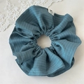 Nahaufnahme eines marineblauen Stoff-Haargummis mit feinen weißen Streifen - Blau Gestreift