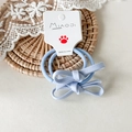 Dettaglio di due elastici per capelli con fiocco celeste per bambina su cartoncino - Elastico per Capelli Blu