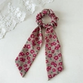 Détail d'un chouchou floral avec rubans au motif de peinture à l'huile gris et violet - Chouchou à Ruban Floral Rouge
