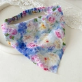 Nahaufnahme des Blumenmusters und Elastikbands am Aquarell-Dreieck-Haartuch für Damen - Seeblau Ölgemälde