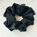 Detalle de coletero de satén negro con lunares sutiles y etiqueta de moda Fashion - Negro (Lunares de Flocado Negro)