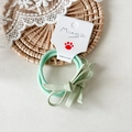 Dettaglio dell'elastico per capelli con fiocco verde menta su scheda bianca espositiva - Elastico Verde