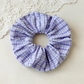 Detalle de cerca de un coletero de tela con patrón de cuadros vichy morados y blancos - Coletero a Rayas Púrpura 16cm