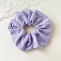 Primer plano detallado de coletero scrunchie en tela plisada de color lila suave - Coletero Púrpura 16cm