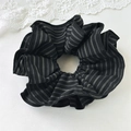 Dettaglio dell'elastico per capelli a righe in tessuto pregiato con texture a pieghe morbide - Scrunchie Doppio Strato a Righe Verde Nerastro