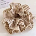 Coletero de tela a rayas retro en color beige y marrón con elegantes detalles plisados - Scrunchie Retro Rayado Color Café