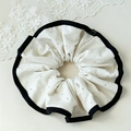 Dettaglio dell'elastico per capelli bianco a nido d'ape con strass ed etichetta fatta a mano - Elastico a Griglia Bianco Crema con Strass