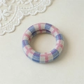 Détail d'un élastique à cheveux en tricot à carreaux rose et bleu sans couture douce - Chouchou Large Rose Et Bleu